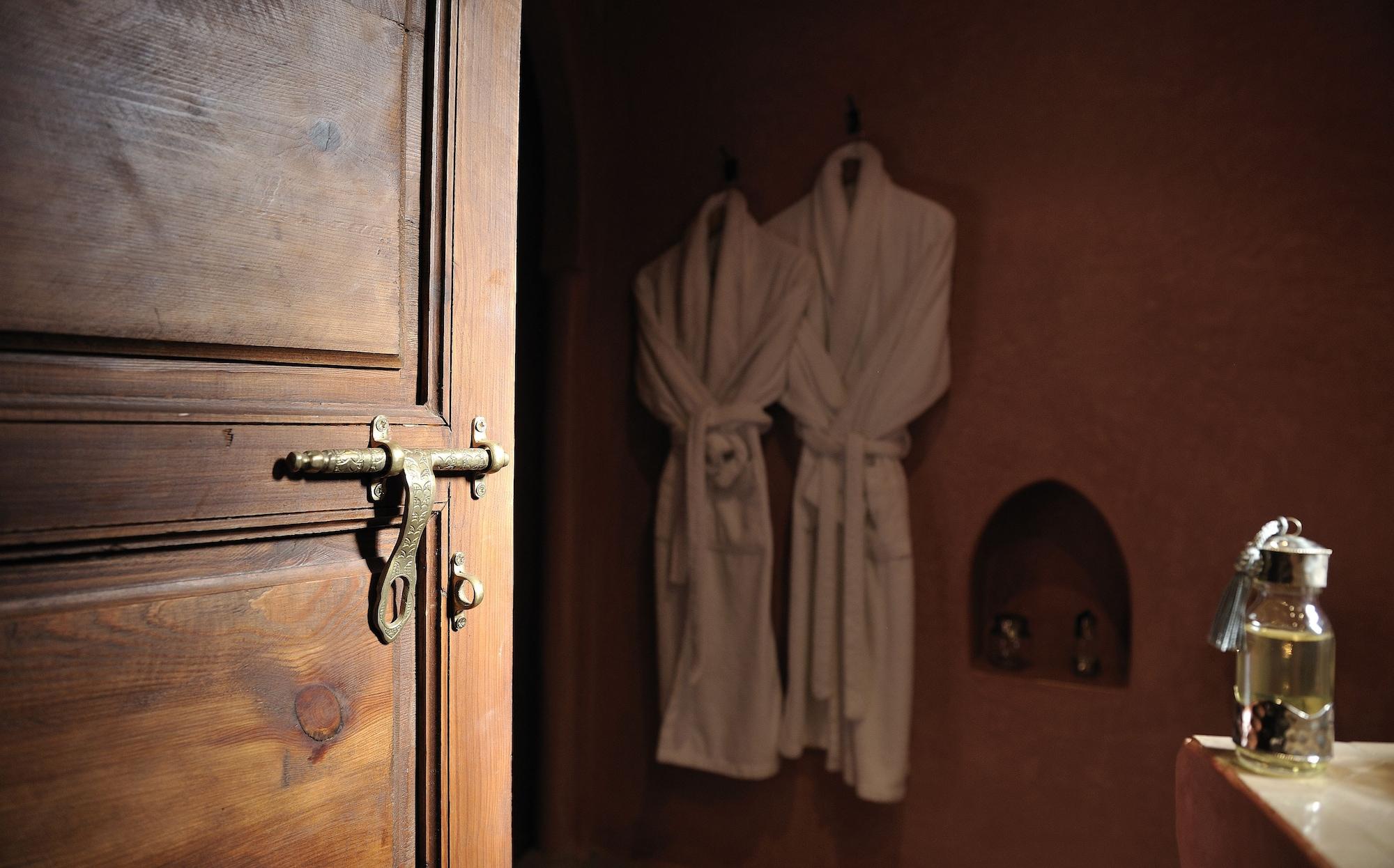Riad Le Jardin D'Abdou Marrakesh Exterior photo A bathrobe hanging on a door