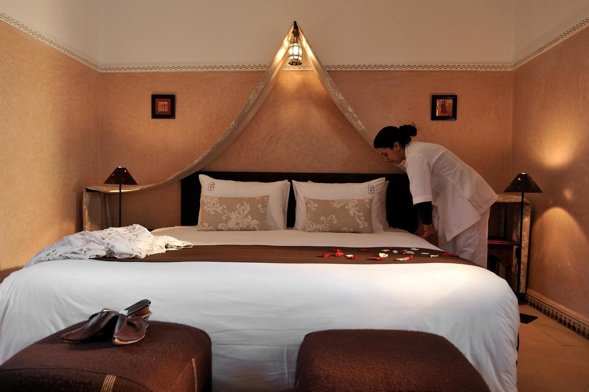 Riad Le Jardin D'Abdou Marrakesh Exterior photo A chambermaid making a bed