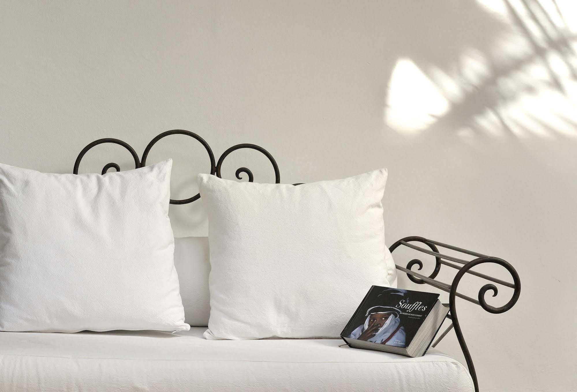 Riad Le Jardin D'Abdou Marrakesh Exterior photo A bed with pillows