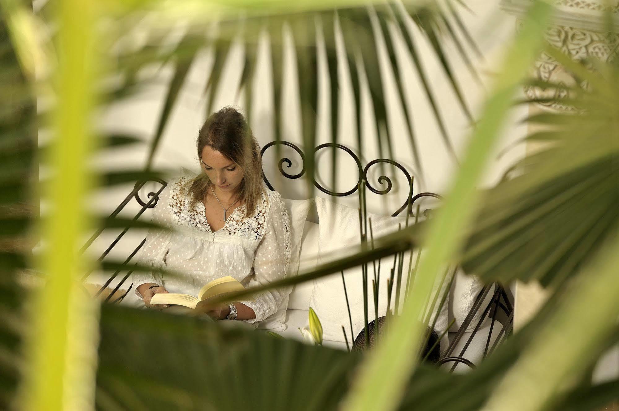 Riad Le Jardin D'Abdou Marrakesh Exterior photo A woman reading a book in the garden